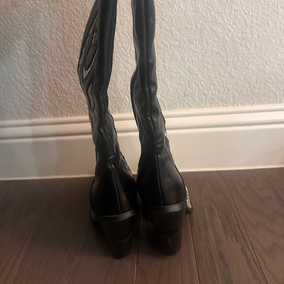 Silver/chrome and black heeled snake skin cowboy boots - Picture 5 of 7